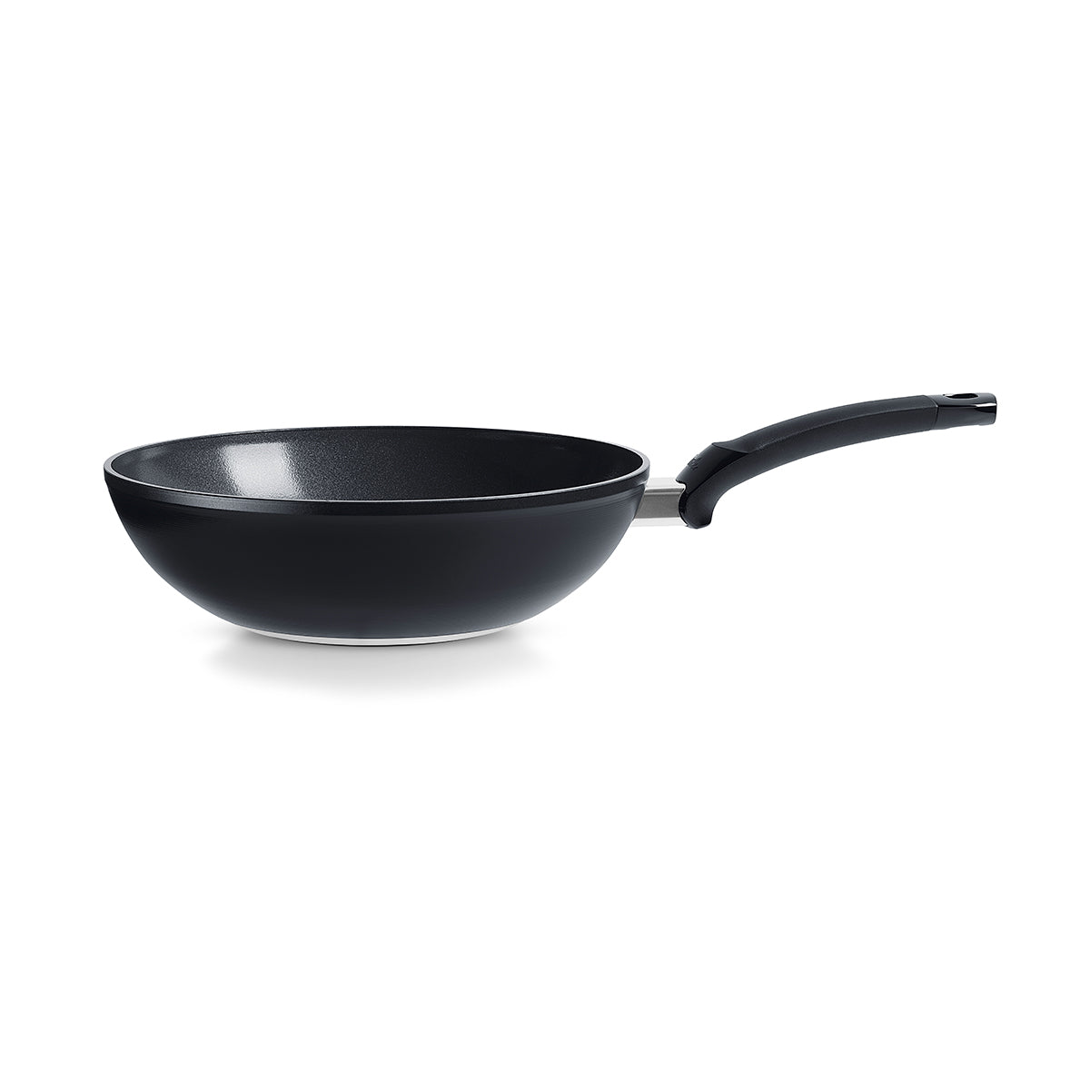Fissler Ceratal® Wokpfanne Orbitschwarz 28cm, schwarze keramische Antihaft-Pfanne mit ergonomischem Griff, abgebildet auf weißem Hintergrund.