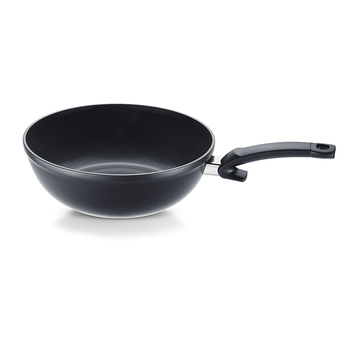 Fissler Ceratal® Wok Orbitschwarz: tiefer, schwarzer, keramikbeschichteter Wok mit ergonomischem Griff - zeitloses deutsches Design auf weißem Grund.