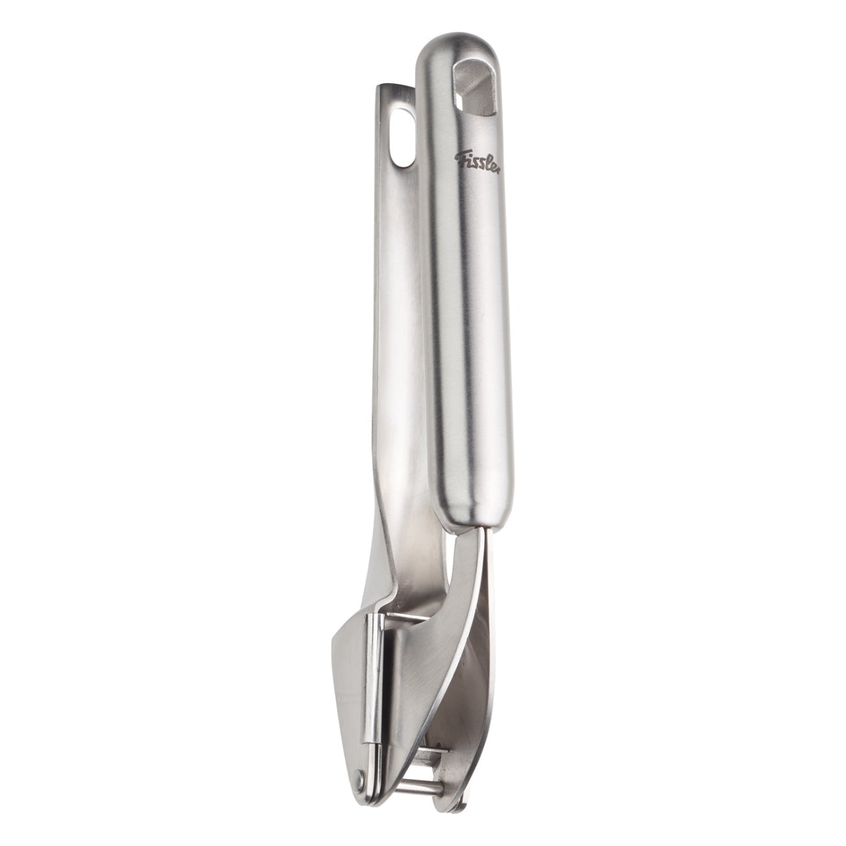 Die aus Edelstahl gefertigte Fissler Essential® Knoblauchpresse verkörpert modernes deutsches Design und steht aufrecht auf weißem Grund.