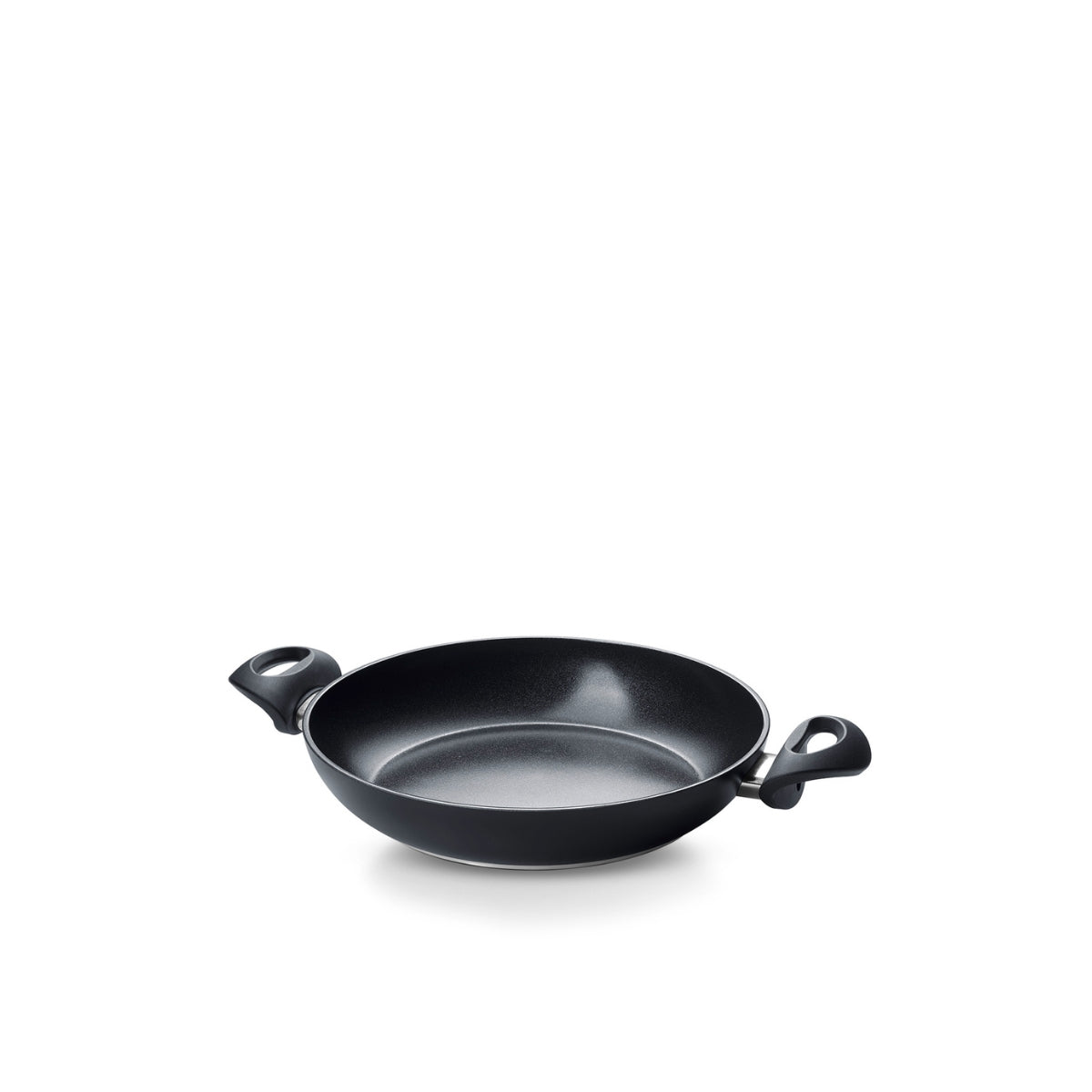 Fissler Essential® Servierpfanne 28 cm mit zwei Griffen und Keramik-Antihaftbeschichtung, modernes deutsches Design, abgebildet auf weißem Hintergrund.