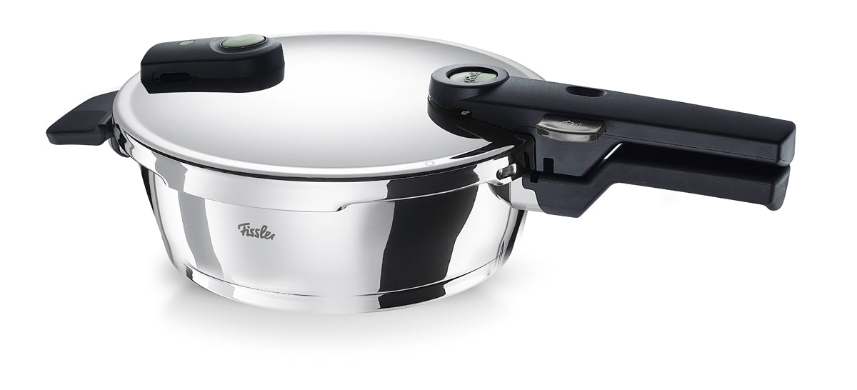 Fissler Vitaquick® Elemental Schnellbratpfanne (22cm, 2.5L) in salbeigrün mit schwarzen Griffen-präzises deutsches Design auf weißem Hintergrund.