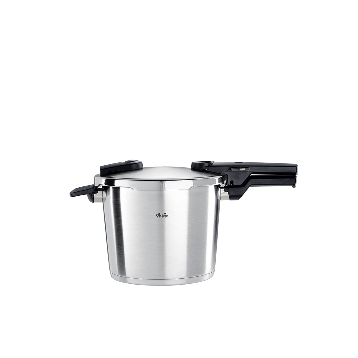 Fissler Vitaquick® Premium Schnellkochtopf aus glattem Edelstahl mit schwarzem Griff, abgebildet auf weiß. In Deutschland hergestelltes Präzisionskochgeschirr.
