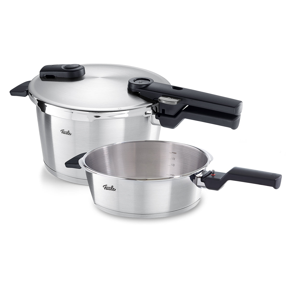 Zwei Fissler Vitaquick® Premium Schnellkochtöpfe, 2.5L & 4.5L, hergestellt in Deutschland - einer offen, einer geschlossen mit sicherem Deckel und Anzeige.