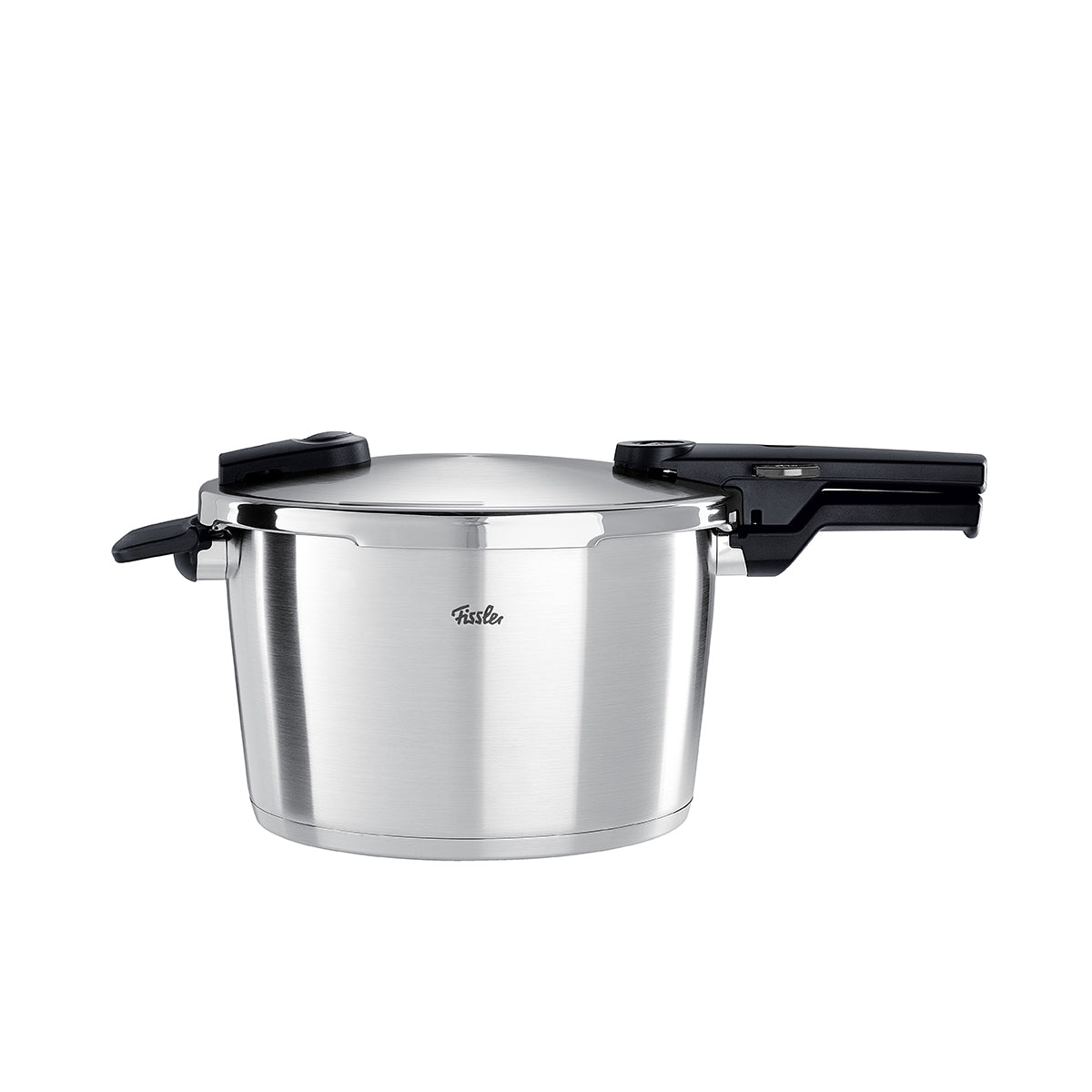 Fissler Vitaquick® Premium Schnellkochtopf mit schwarzen Griffen und Deckel, auf weiß. Zeitlose deutsche Technik trifft auf modernes Design.
