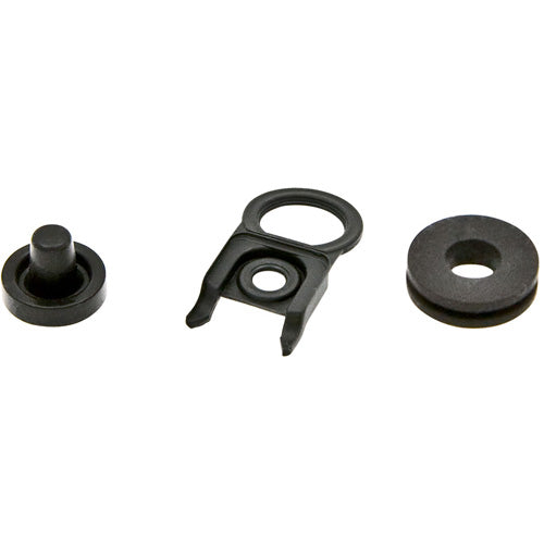 Drei präzisionsgefertigte Fissler Vitavit® Set Komponenten nebeneinander, die zeitloses deutsches Design auf Weiß verkörpern.
