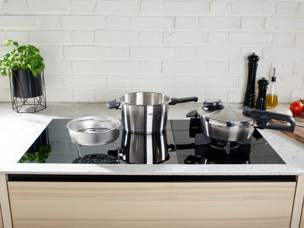 Experience German precision: Fissler Vitavit® Premium set, 2.5L Frying Pan & 4.5L Cooking Pot, gleaming on the induction hob.
