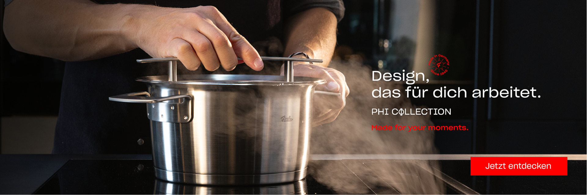 Eine Person hebt den Deckel von einem dampfenden Fissler-Edelstahltopf. Deutscher Text: "Design, das für dich arbeitet. PHI COLLECTION.