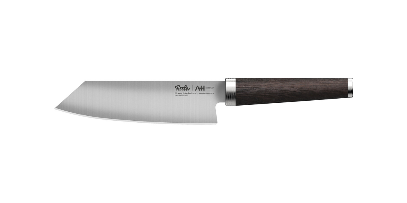 Fissler Kochmesser mit präzisionsgeschmiedeter Klinge aus rostfreiem Stahl und dunklem Holzgriff, ein Beispiel für deutsche Qualität auf weißem Grund.