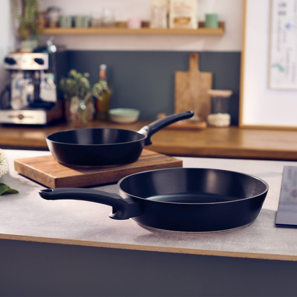 Fissler Ceratal® Evo Comfort pans (24/28cm), keramische Beschichtung, Made in Germany—timeless quality on kitchen counter.