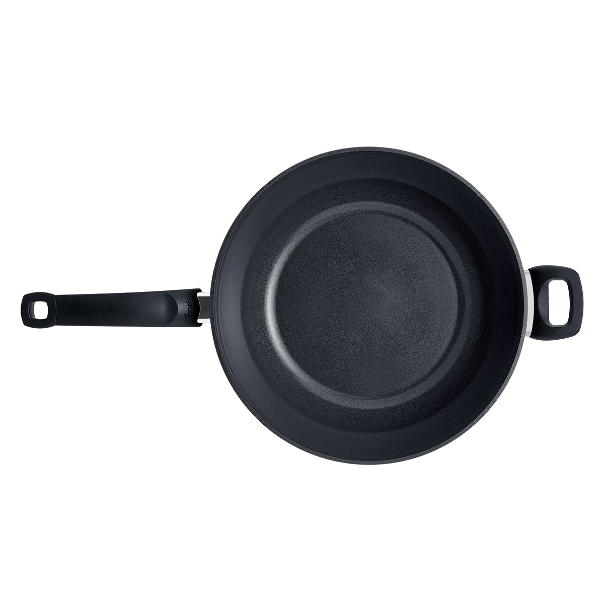 Fissler Ceratal® Wok Orbitschwarz, in schlichtem Schwarz, Draufsicht; langer ergonomischer Griff links, Schlaufengriff rechts auf weißem Grund.