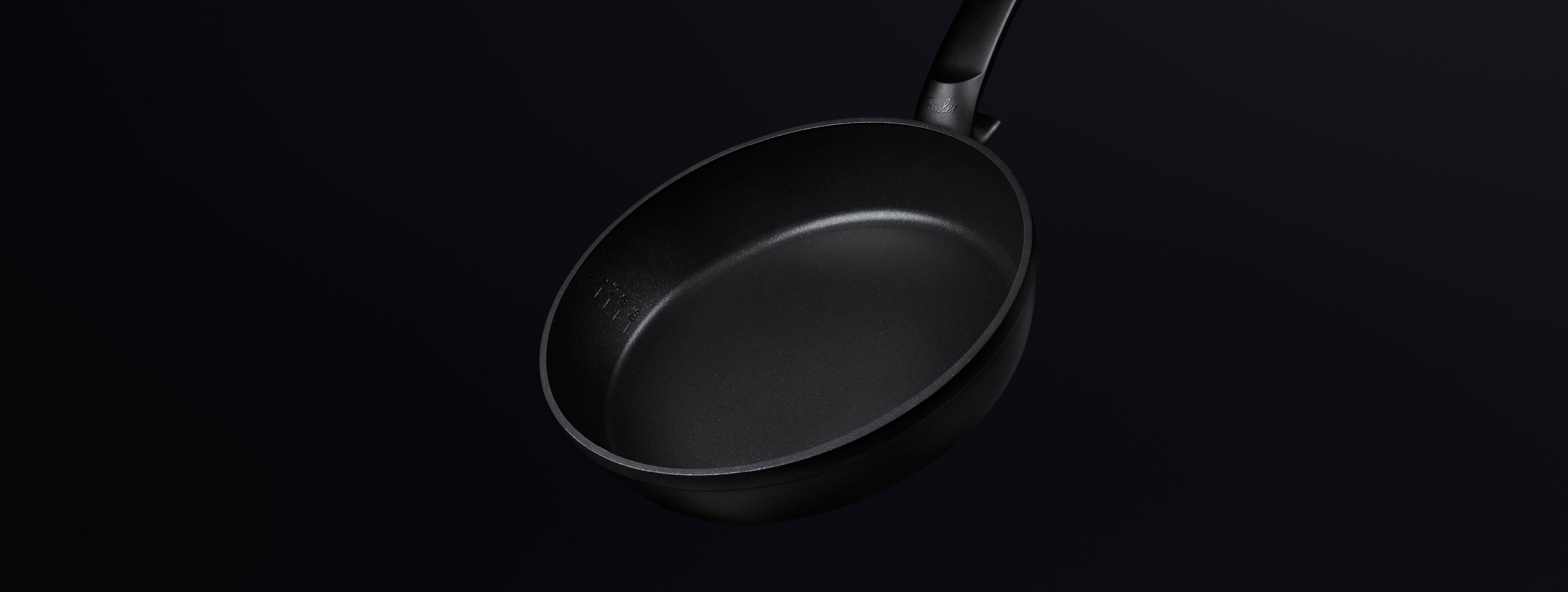 Fissler Bratpfanne mit Antihaftbeschichtung und ergonomischem Griff, der so abgewinkelt ist, dass die glatte, präzise gefertigte Innenseite zur Geltung kommt. Deutsche Spitzenqualität.