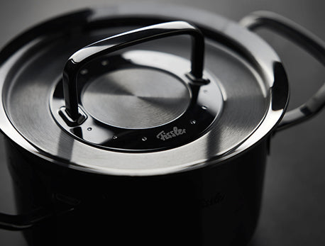 Erleben Sie deutsche Spitzenqualität mit dieser Nahaufnahme eines Fissler-Edelstahltopfes - zeitlos im Design, langlebig und innovativ.