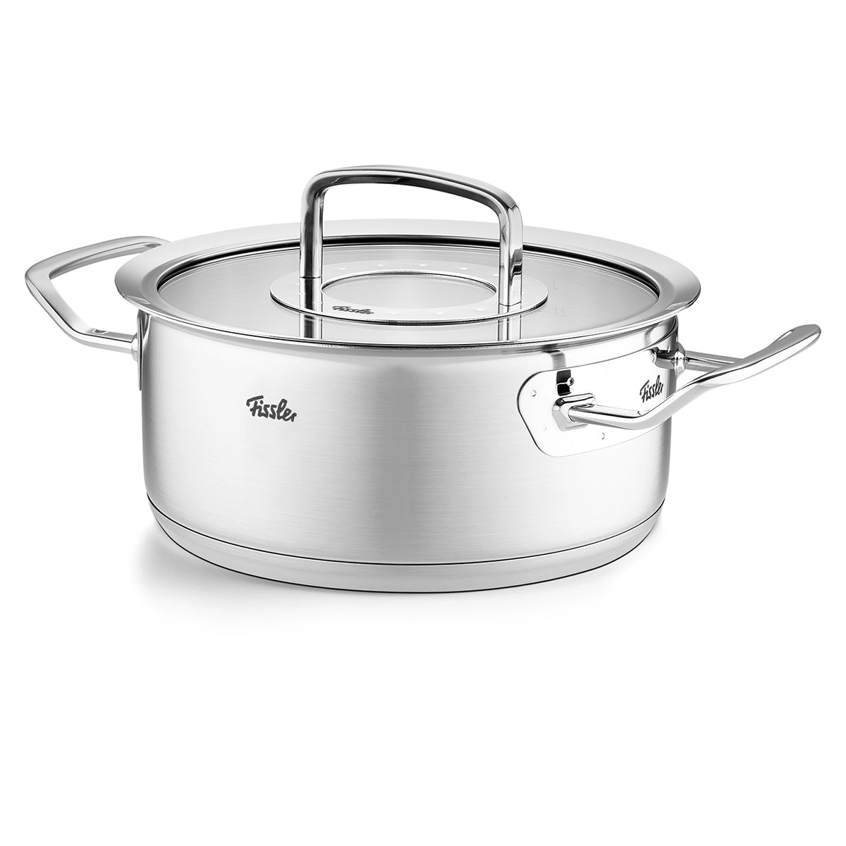 Fissler Original-Profi Collection® Bratentopf aus Edelstahl 18/10 mit Glasdeckel, zwei Griffen, induktionsgeeignet, vor Weiß.