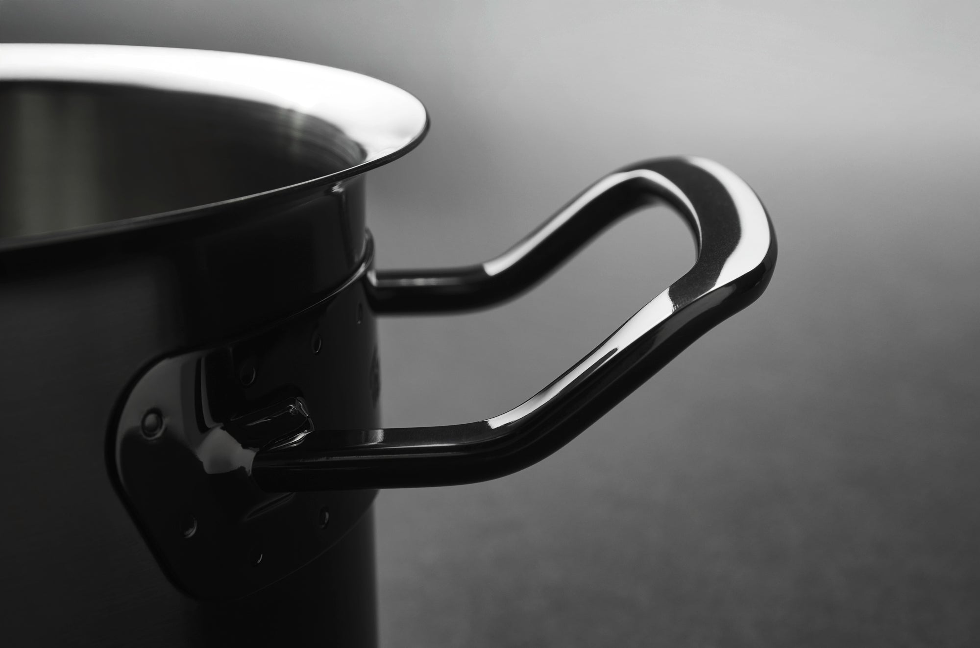 Close-up of the 5-piece Fissler Shadowline handle set with high-tech PVD coating, highlighting German craftsmanship and innovation.