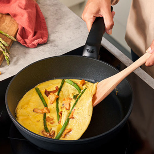 Zubereitung eines Omeletts mit Spargel und Champignons in einer Fissler Levital®+ Comfort Pfanne - Premiumqualität Made in Germany.
