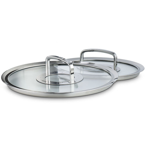 Zwei Fissler Original-Profi Collection® 16 cm Glasdeckel mit Edelstahl und ergonomischen Griffen, überlappend auf weißem Grund.