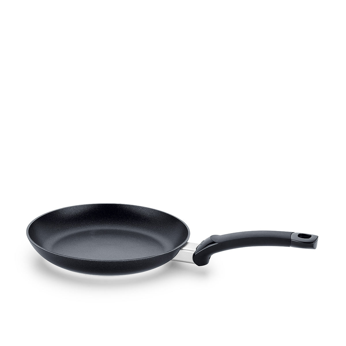 Fissler Levital®+ Flachpfanne in schwarz mit ergonomischem Griff, in Deutschland präzisionsgefertigt für Langlebigkeit und zeitloses Design.