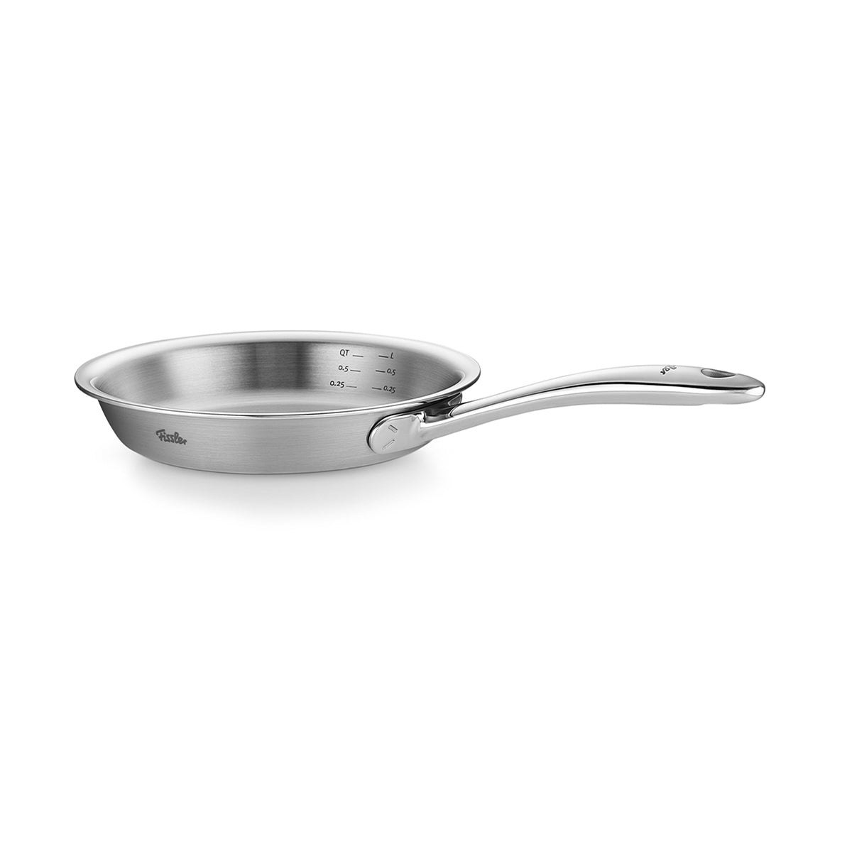 Die Fissler M5 Pro-Ply®-Pfanne aus recyceltem, hochwertigem Edelstahl präsentiert sich mit einem langen, ergonomischen Griff vor weißem Hintergrund. Die in Deutschland hergestellte, induktionsgeeignete Pfanne steht für jahrzehntelange Fissler-Präzision und Langlebigkeit und ist mit praktischen Innenskalen zur exakten Messung ausgestattet. Ihr innovatives Design ermöglicht eine einfache Reinigung – ideal für anspruchsvolle Kochmomente „Made in Germany“.