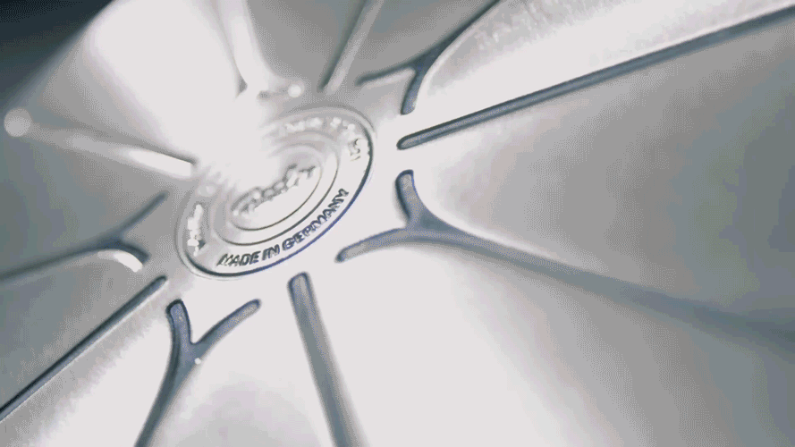 Nahaufnahme eines Fissler-Topfes aus poliertem Edelstahl mit der Gravur "MADE IN GERMANY", die präzise Details und eine glänzende Oberfläche zeigt.