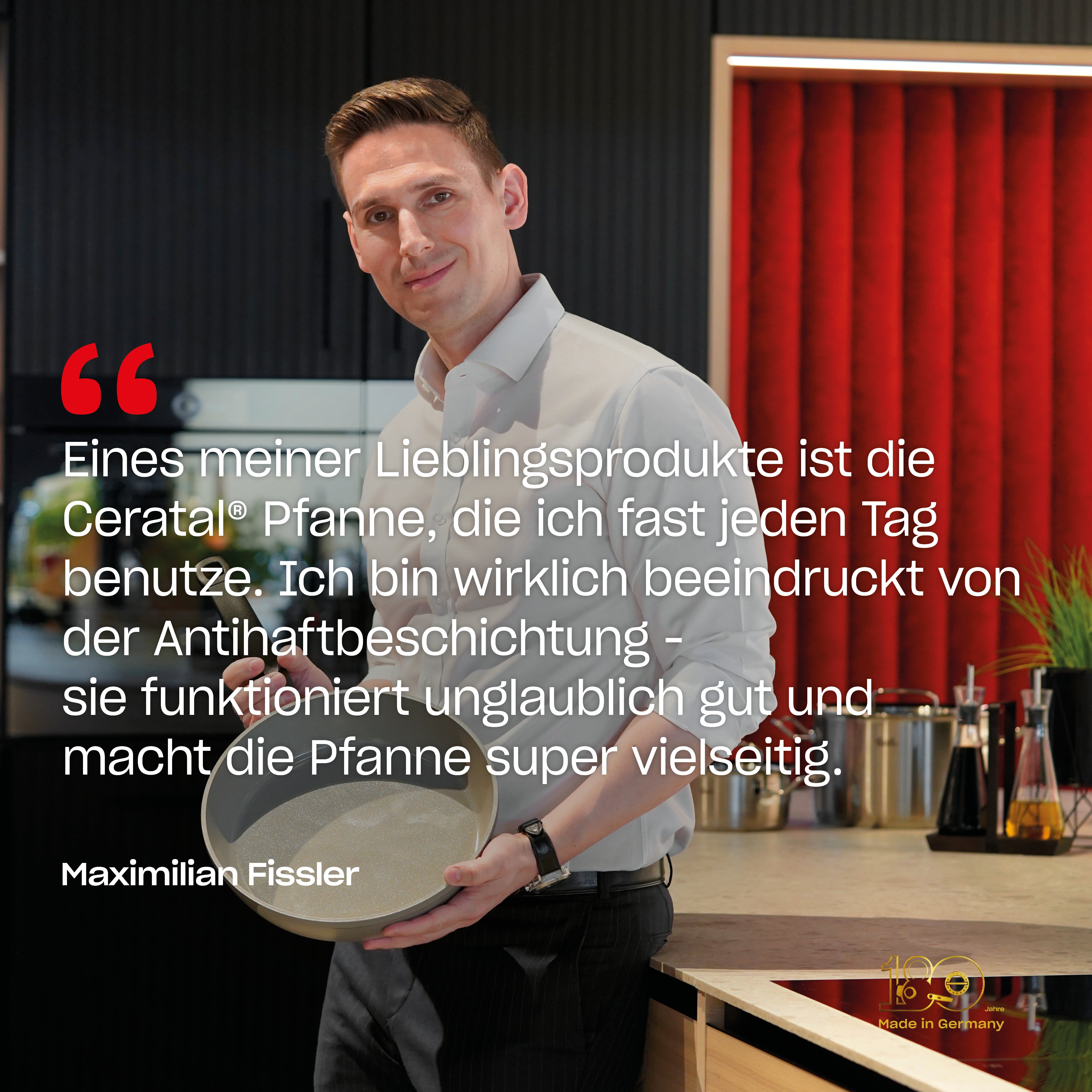 Ein Mann in weißem Hemd und dunkler Schürze hält eine Fissler Ceratal®-Pfanne und lächelt in einer modernen Küche. Das deutsche Zitat unterstreicht die Qualität.