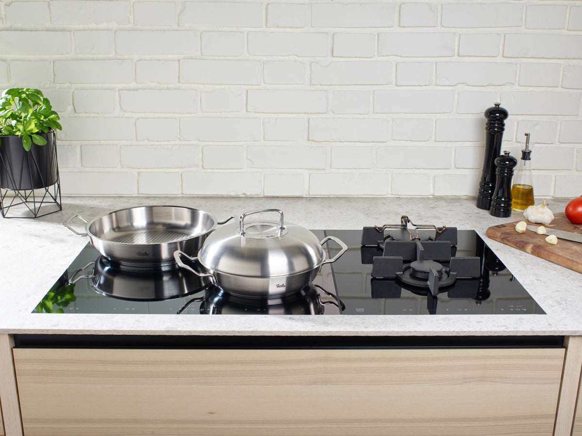 Fissler Original-Profi Collection® Servierpfanne auf dem Kochfeld - Qualität aus Deutschland trifft Innovation in der modernen Küche.
