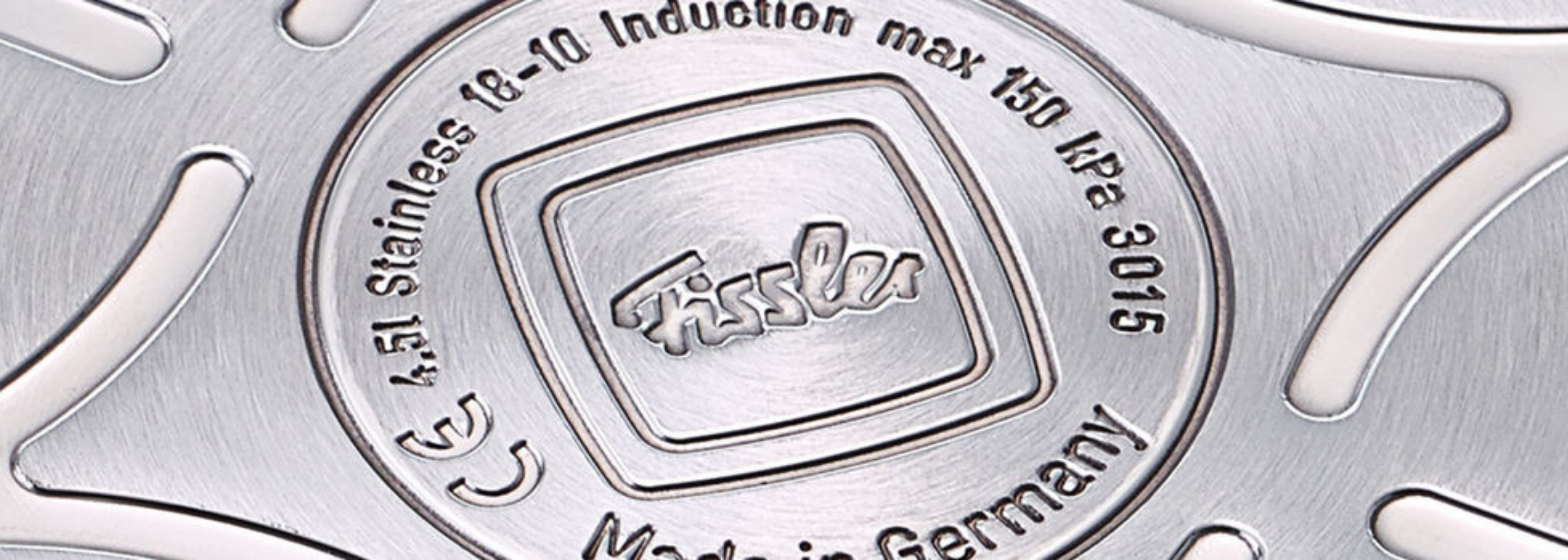 Nahaufnahme des Fissler Topfbodens, Edelstahl 18-10, induktionsgeeignet, 4,5 l, Made in Germany - Präzision und Haltbarkeit eingraviert.