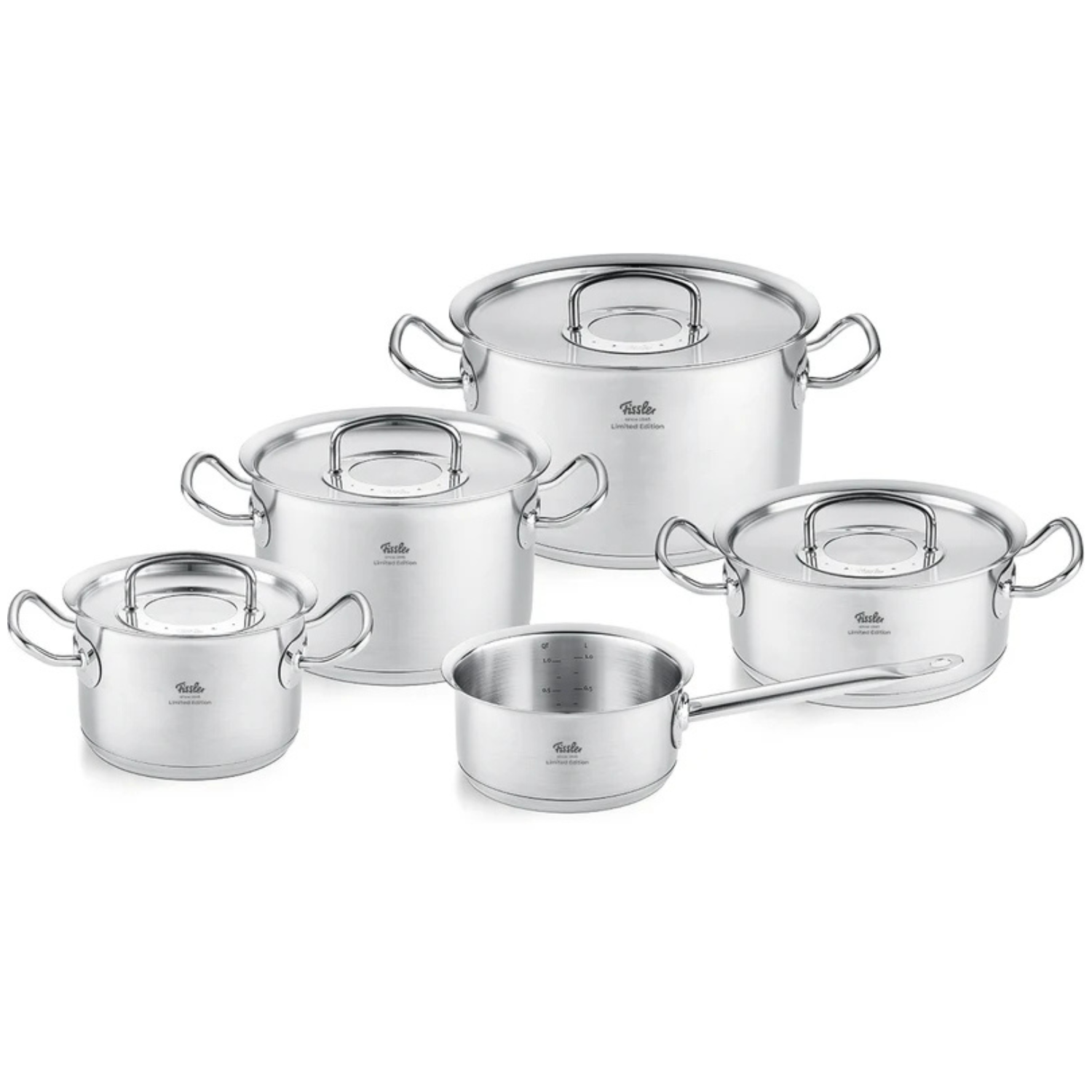Fünfteiliges Edelstahl-Kochgeschirrset von Fissler: vier Töpfe mit Deckel und ein offener Kochtopf, elegant auf weißem Hintergrund dargestellt.