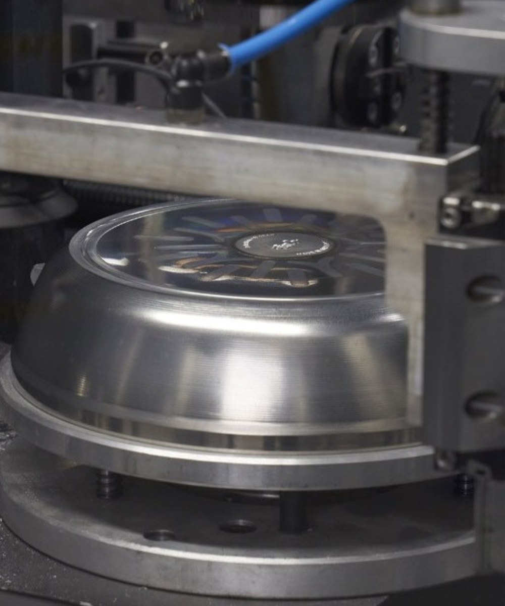 Präzisionsarbeit in Großaufnahme: Eine Metalldrückmaschine formt in der Werkstatt von Fissler hochwertiges Kochgeschirr aus Edelstahl.