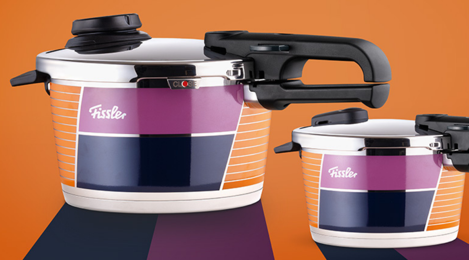 Zwei hochwertige Fissler-Schnellkochtöpfe in lebhaften geometrischen Designs werden vor einem auffälligen orange-lila Hintergrund präsentiert. Die großen und kleinen Töpfe zeugen von deutscher Präzision und verfügen über robuste Edelstahlkörper, ergonomische schwarze Griffe sowie die charakteristischen silbernen Deckel – ein Beweis für Fisslers Tradition der Innovation und des zeitlosen Designs seit 1845.