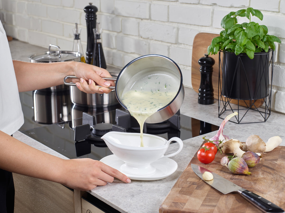 Die cremige Kräutersuppe wird aus einem 16-cm-Topf aus recyceltem Edelstahl der Fissler Pure Collection gegossen, der deutsche Ingenieurskunst zeigt.