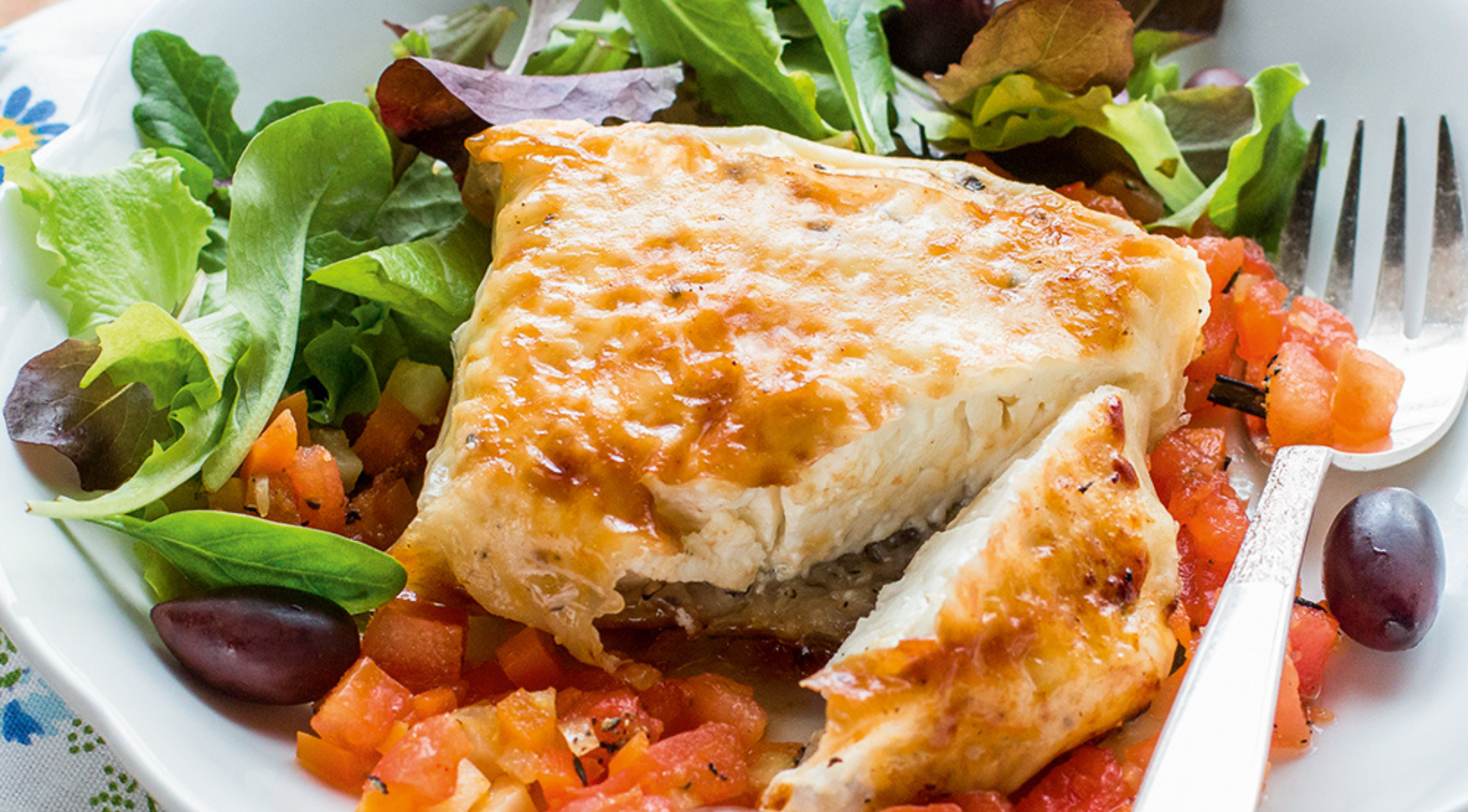 fetapaeckchen-mit-tomatensugo-und-olivensalat