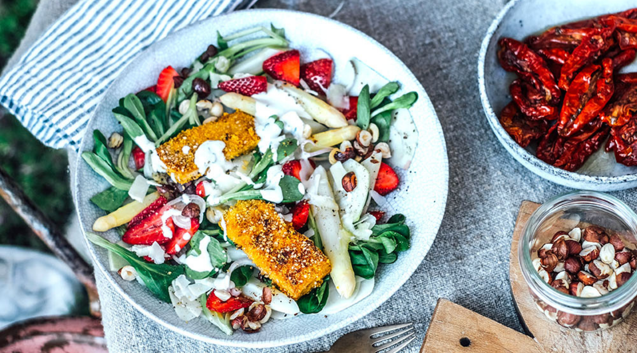 fruehlingssalat-mit-krossem-tofu-spargel-erdbeeren