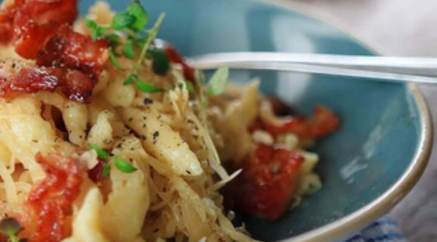 gebratene-spaetzle-mit-honig-senfsauerkraut-und-knusprigem-bacon