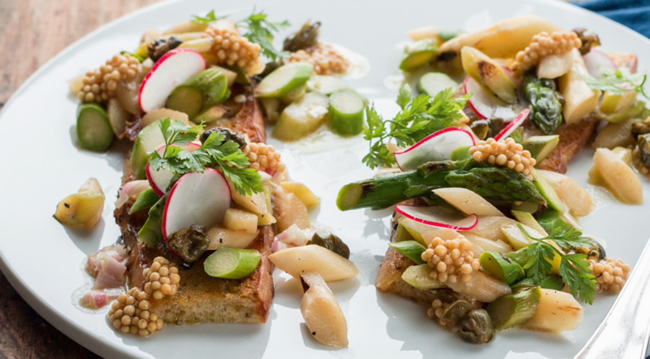 gebratener-spargelsalat-mit-orangen-estragon-vinaigrette-und-knoblauchbaguette
