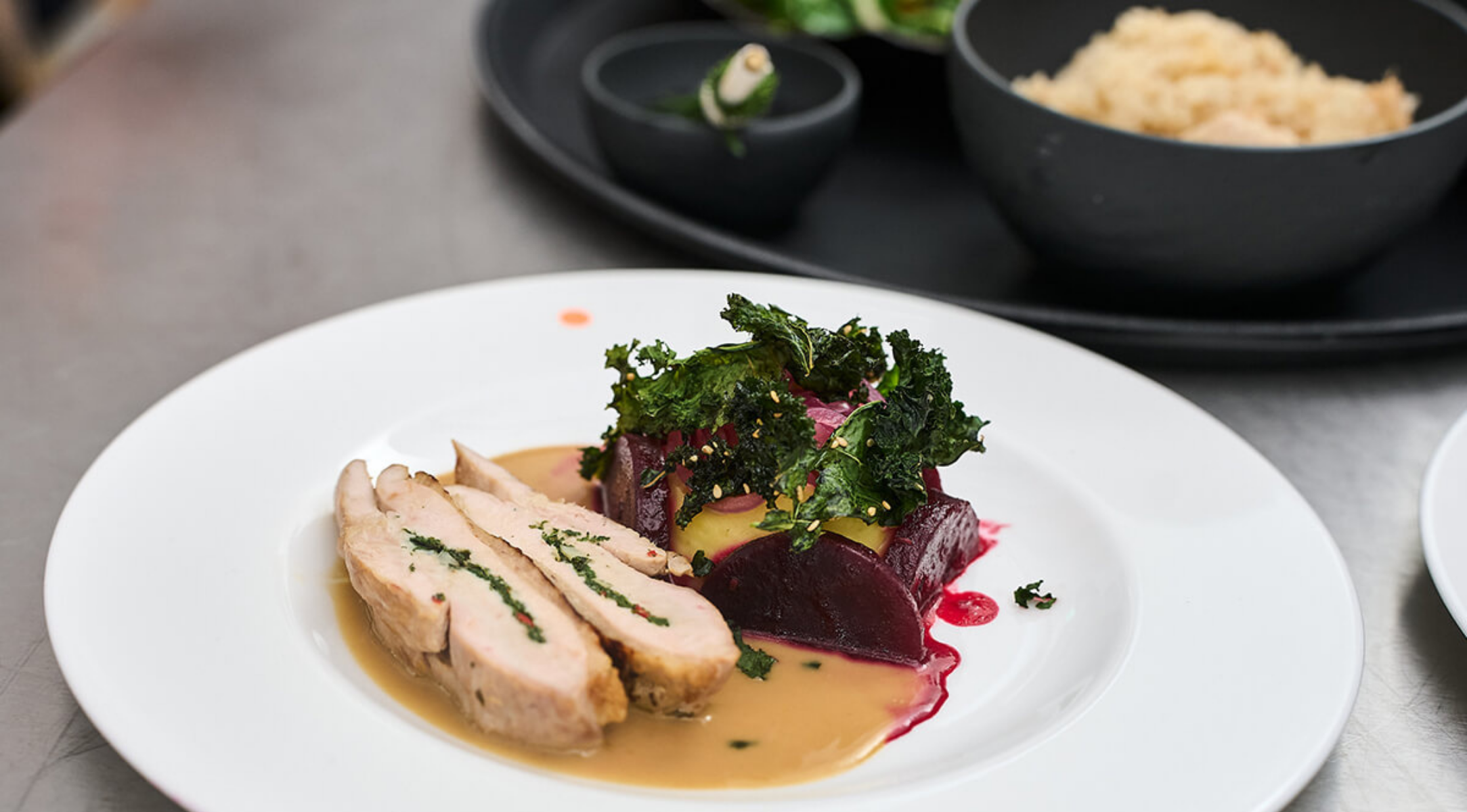 gefuellte-perlhuhnbrust-mit-rote-bete-spalten-hefe-sauce-und-kartoffelpueree