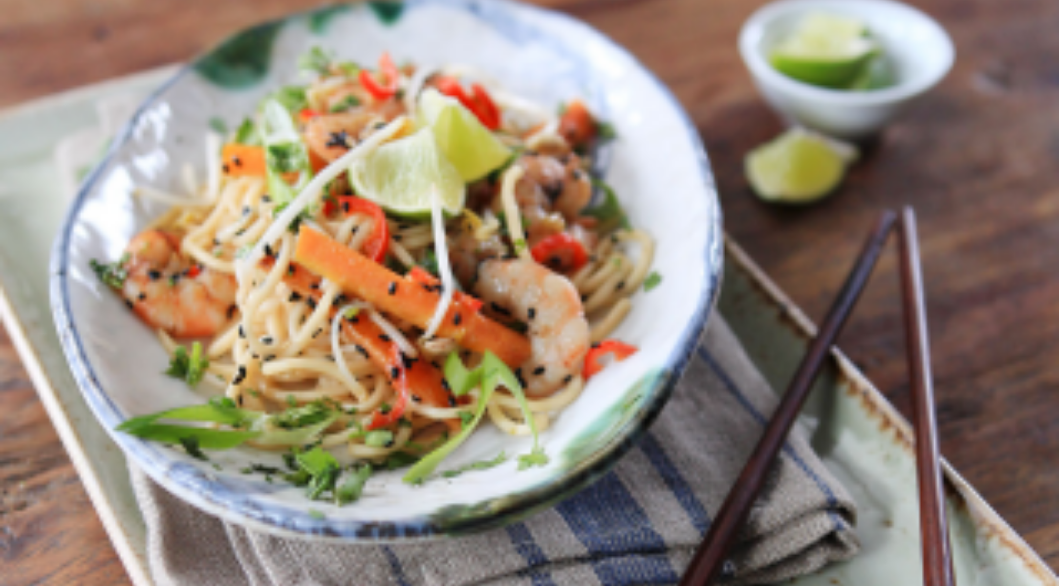 indonesisches-stir-fry-mit-mie-goreng-nudeln-und-garnelen
