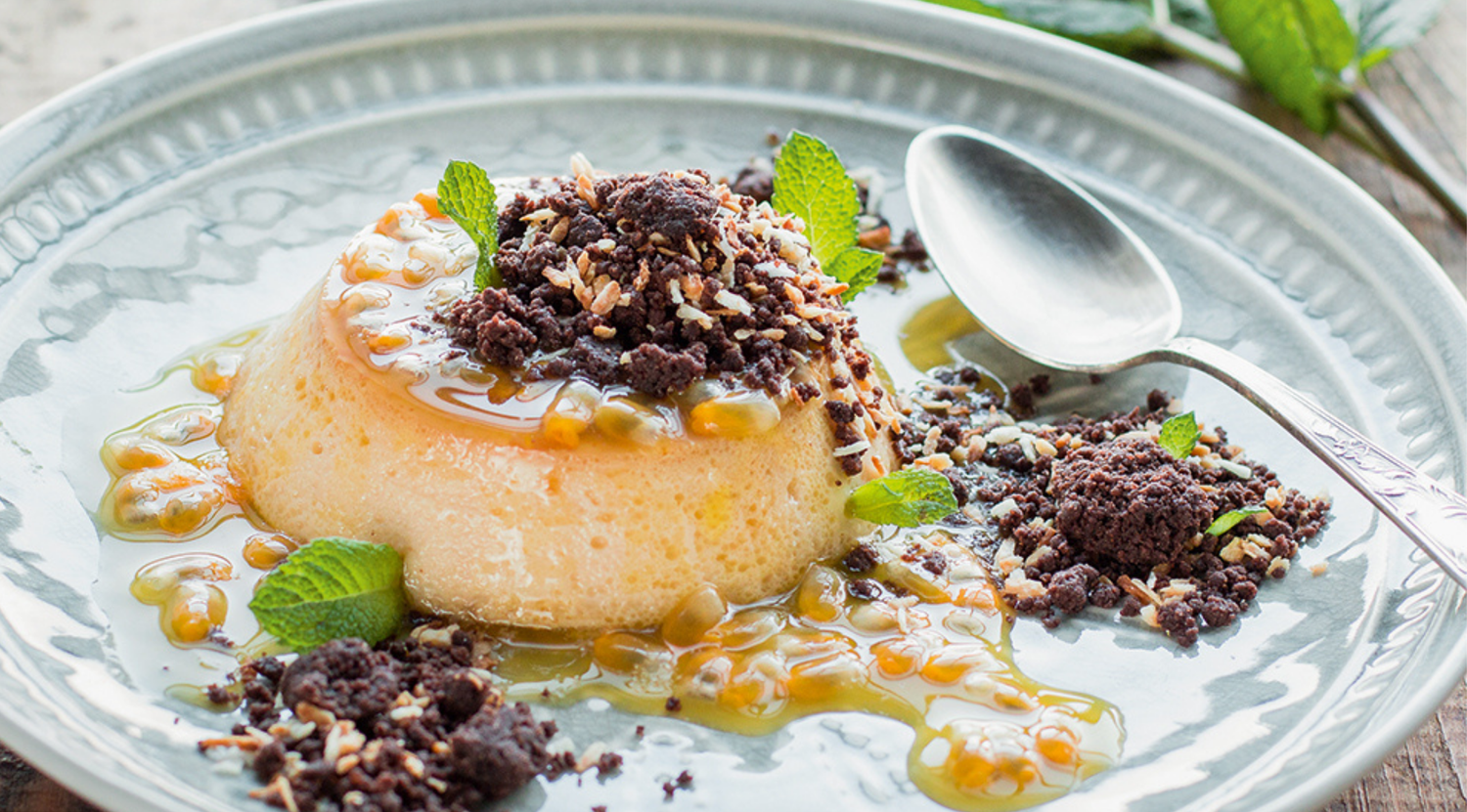 kokosflan-mit-maracujasauce-und-schokoladenstreusel
