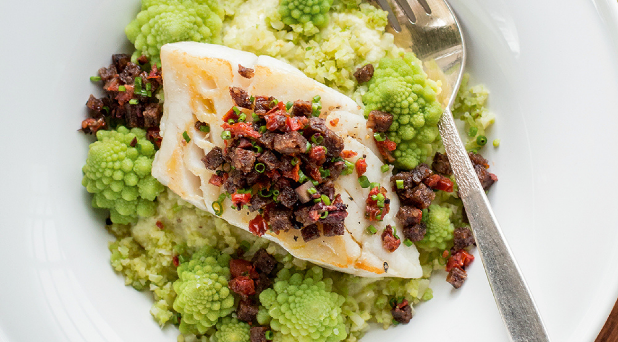 kross-gebratener-kabeljau-mit-geroestetem-pumpernickel-und-romanesco