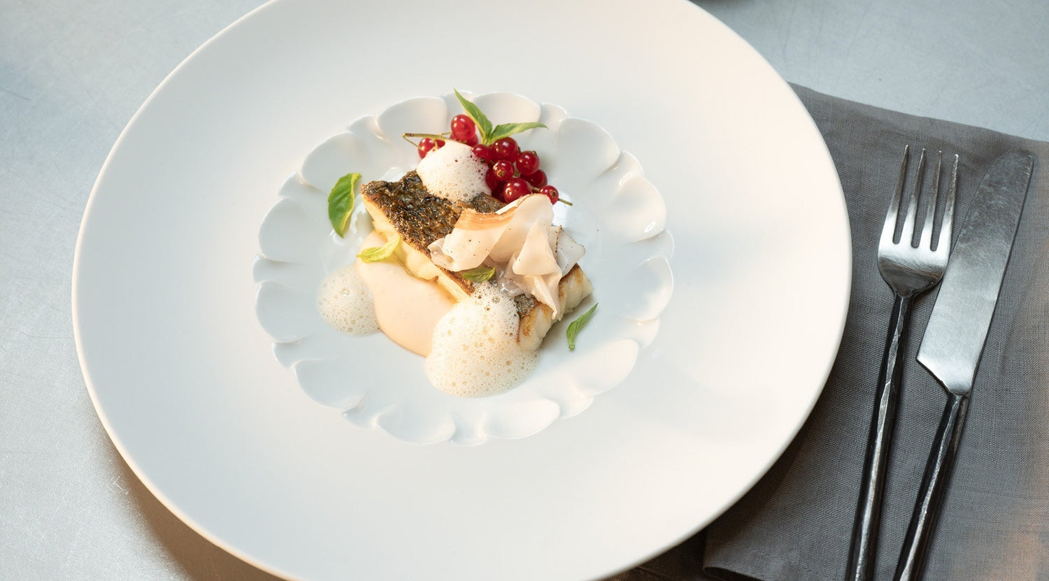 loup-de-mer-mit-cannellini-bohnenpueree-und-himbeer-beurre-blanc