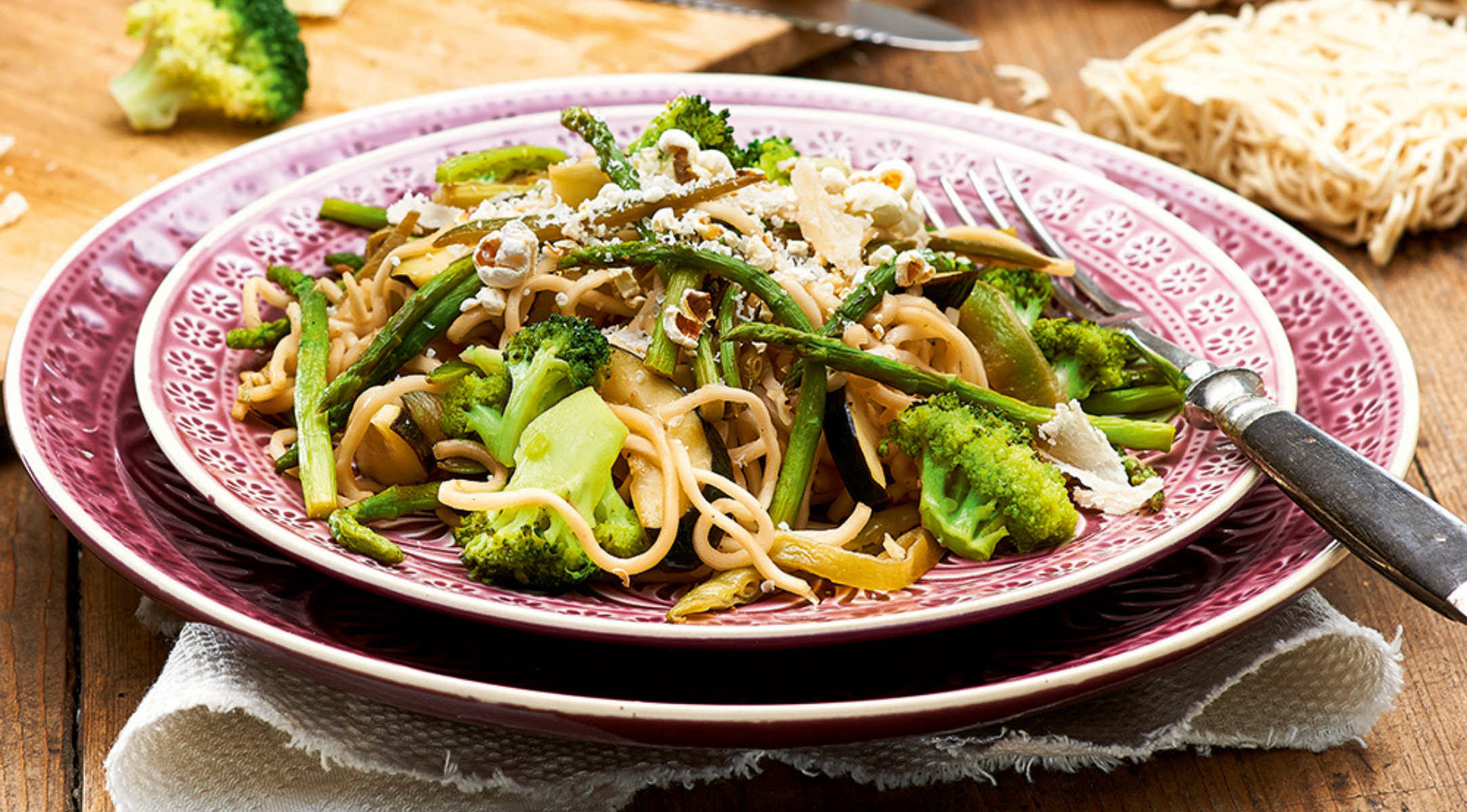 mie-nudelpfanne-mit-gruenem-gemuese-und-parmesan-popcorn-topping