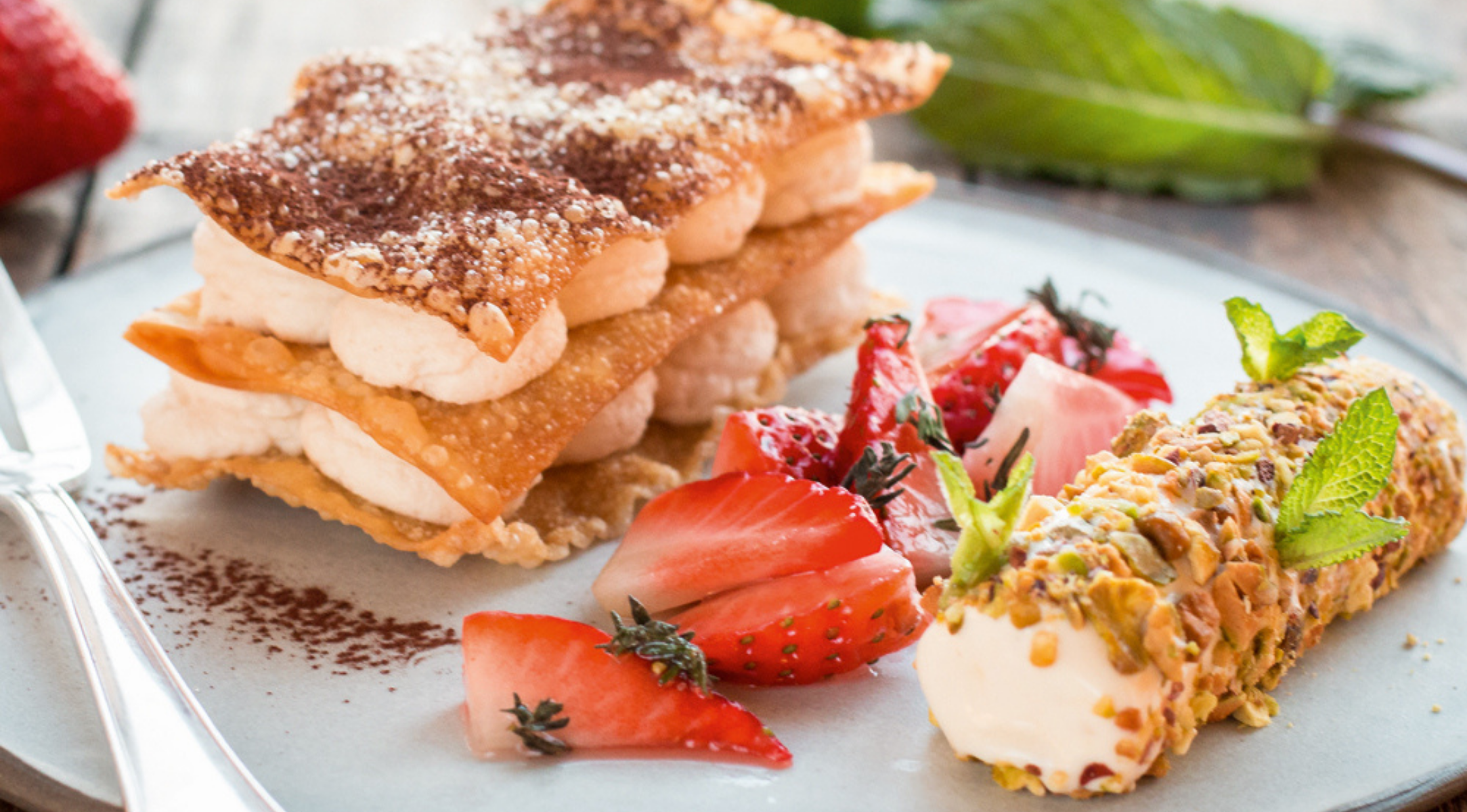 millefeuille-mit-kaffeemousse-marinierten-erdbeeren-und-buttermilchparfait