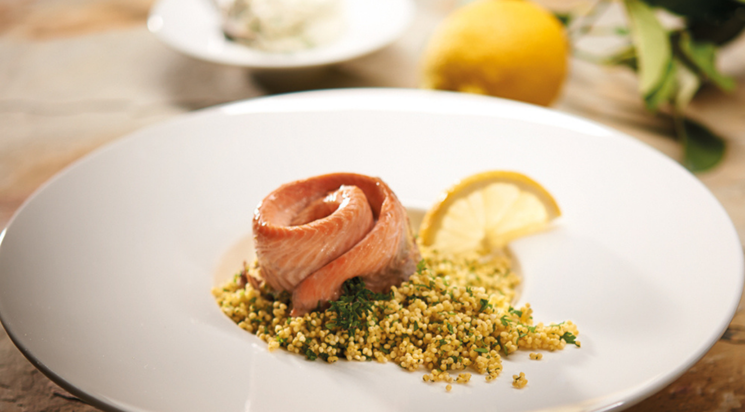 saiblingsroellchen-mit-gewuerzhirse-und-frischkaese-dip