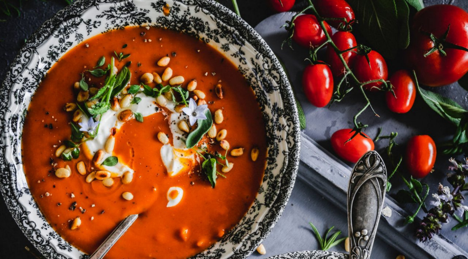sommerliche-tomatensuppe-mit-kraeutern