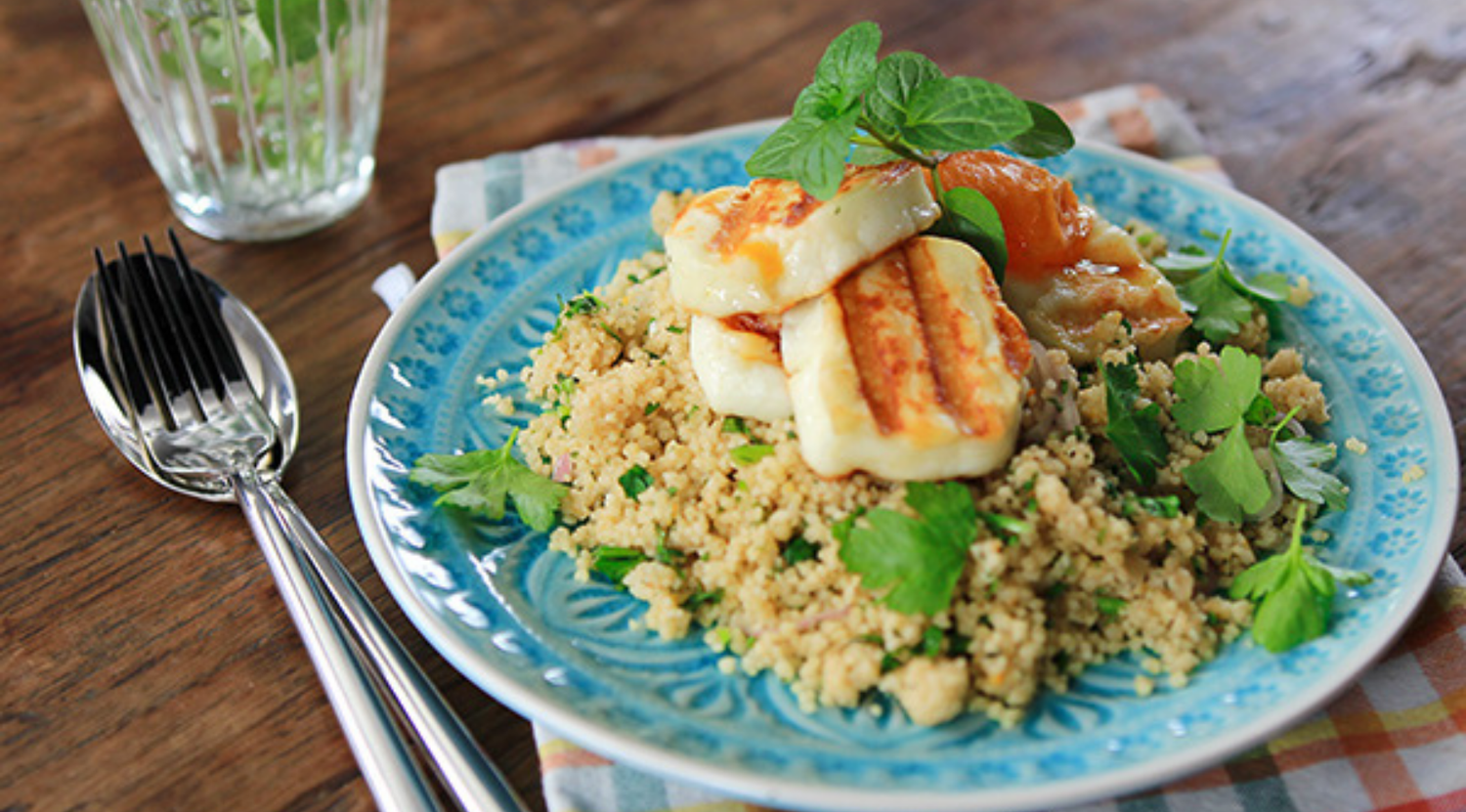 sommerlicher-couscous-salat-mit-aprikosen-und-halloumistreifen