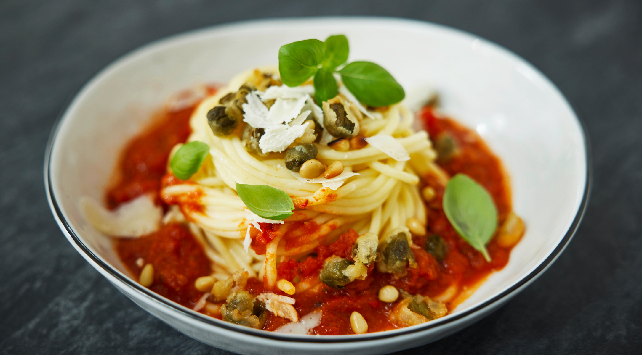 spaghetti-mit-tomatensauce-und-frittierten-kapern
