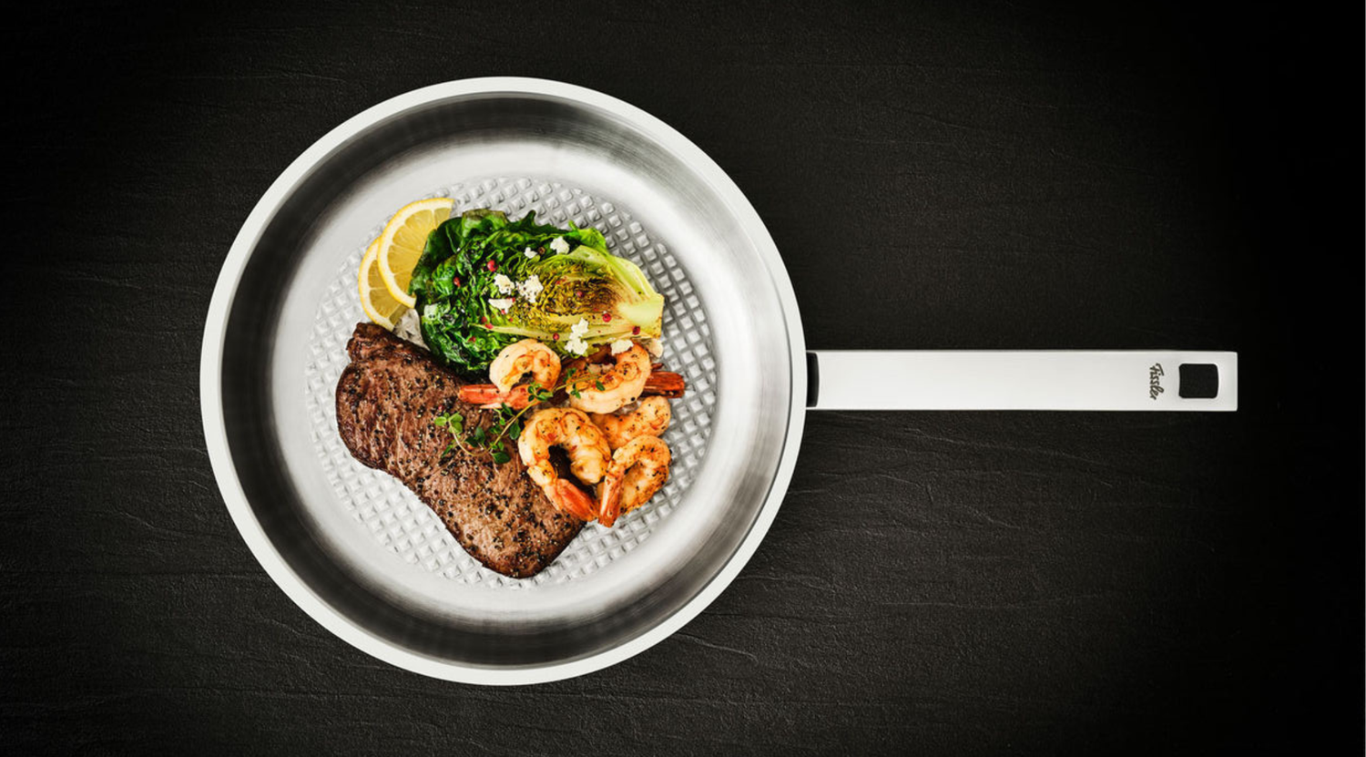 steak-mit-gebratenem-roemersalat-und-garnelen