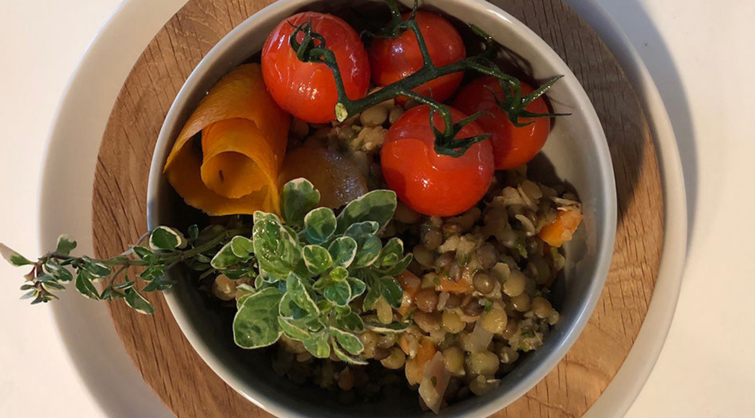 suess-saure-linsen-mit-kraeuter-und-geschmolzenen-cherrytomaten