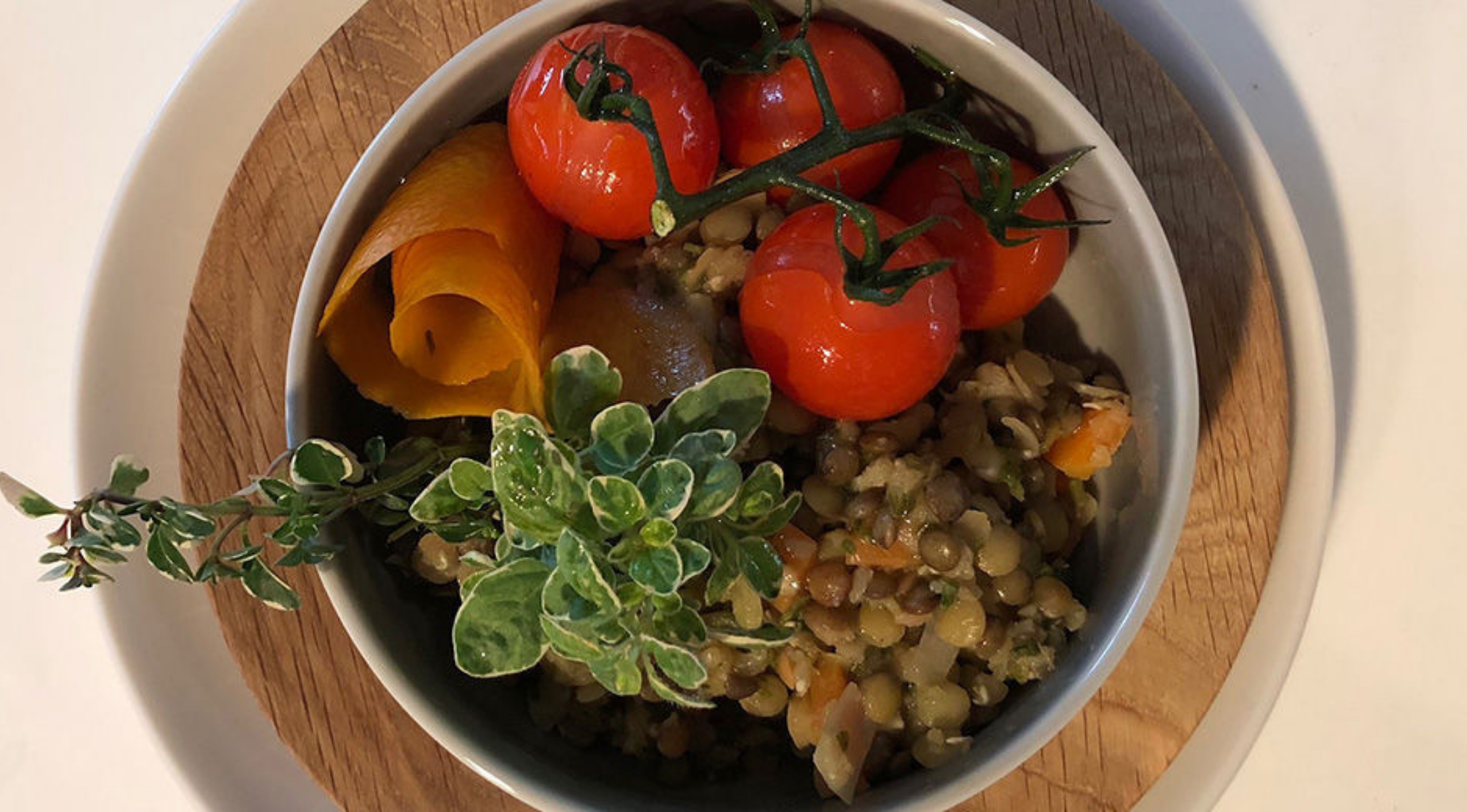 suess-saure-linsen-mit-kraeuter-und-geschmolzenen-cherrytomaten