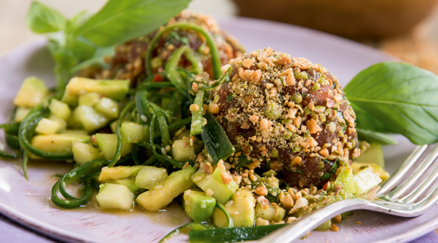 tatar-vom-thunfisch-mit-wasabinuessen-und-avocado-gurken-relish