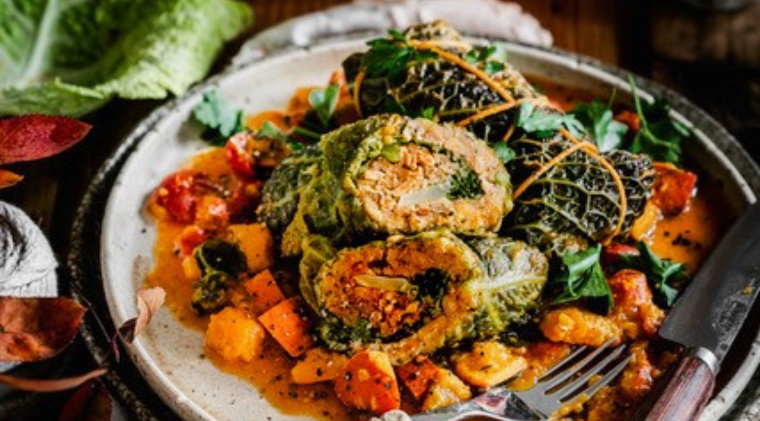 vegane-kohlrouladen-mit-kuerbis-tomatengemuese